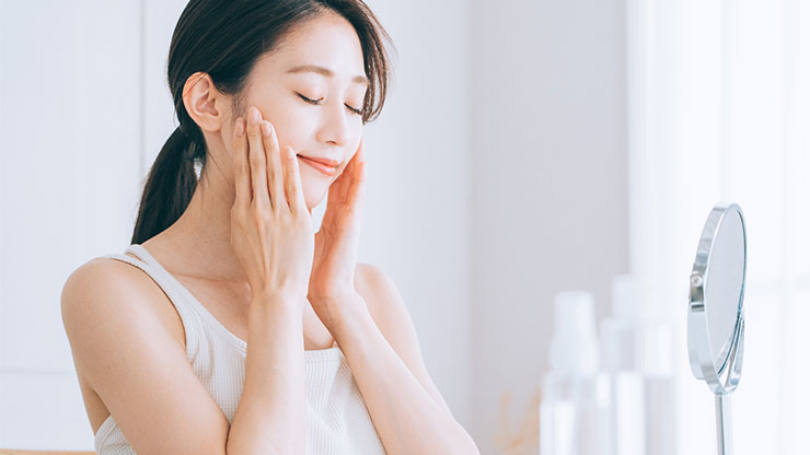 スキンケアする女性