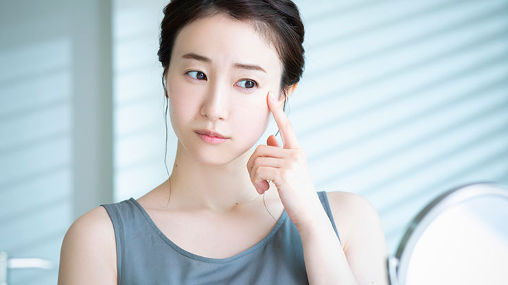 大きいニキビを気にする女性